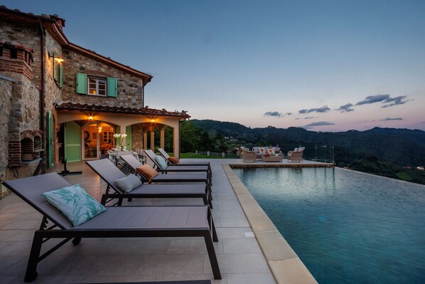 Pool - Villa Grema, a Farmhouse with Private Infinity Pool between Lucca and the Beach (Pescaglia)