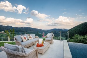 Terrace/patio - Villa Grema, a Farmhouse with Private Infinity Pool between Lucca and the Beach (Pescaglia)