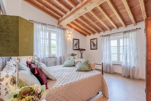 5 bedrooms, iron/ironing board, bed sheets