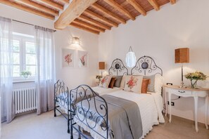 5 bedrooms, iron/ironing board, bed sheets