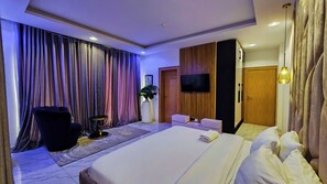 2 habitaciones, escritorio, tabla de planchar con plancha y wifi gratis 