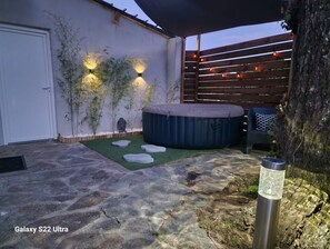 Outdoor spa tub