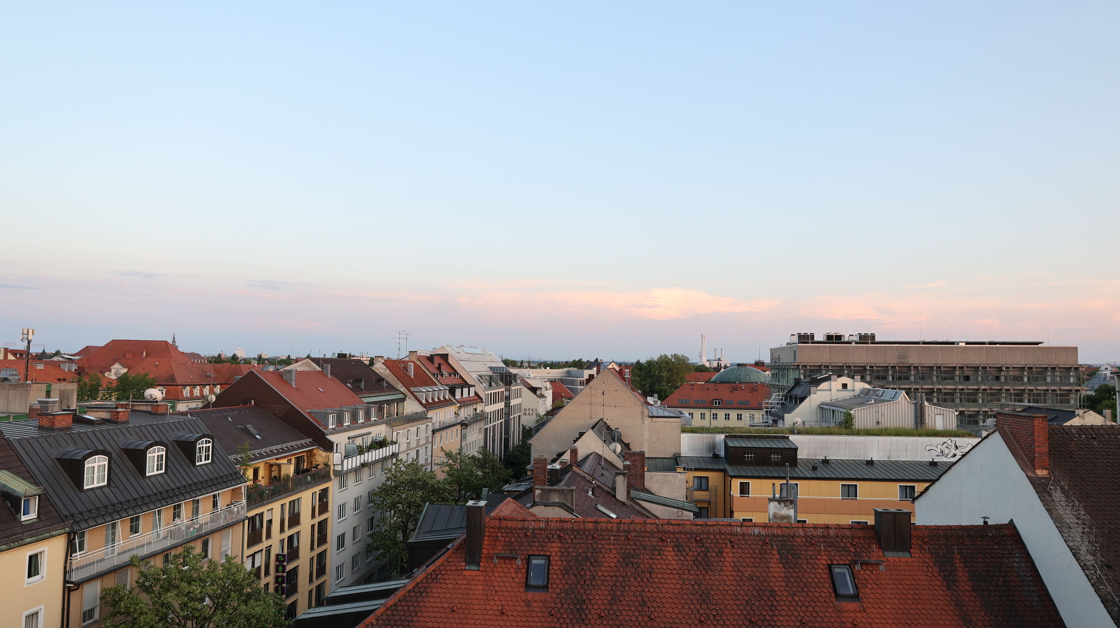 Une vue urbaine comprenant divers bâtiments, notamment un hôtel à plusieurs étages doté de balcons.