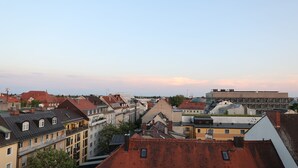 Un paisaje urbano con varios edificios, incluyendo un hotel de varios pisos y balcones.