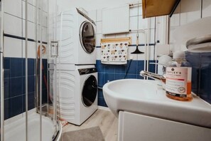 Shower, hair dryer, towels, soap - Apartment Kraju City Centre With Massage Chair (Sosnowiec)