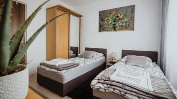 2 dormitorios, tabla de planchar con plancha, cuna de viaje