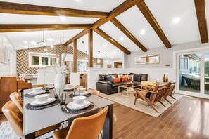 Luxury Chalet, 4 Bedrooms, Hot Tub, Garden View | Dining room