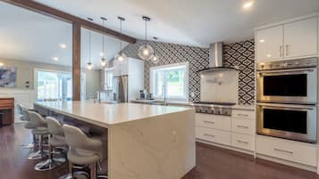 Chalet Luxe, 4 chambres, bain à remous, vue jardin | Cuisine privée