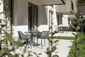 อพาร์ทเมนท์สำหรับครอบครัว (incl. 130€ Cleaning Fee) | บริเวณนั่งเล่น | สมาร์ททีวี 110 ซม. พร้อมช่องเคเบิล