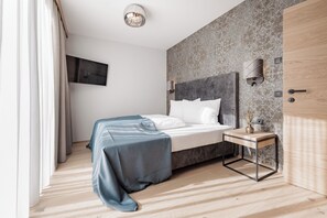 ملاءات إيطالية من طراز فريتي وأغطية فراش متميزة وخزنة داخل الغرفة