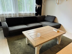 Smart TV, DVD player, table tennis, books