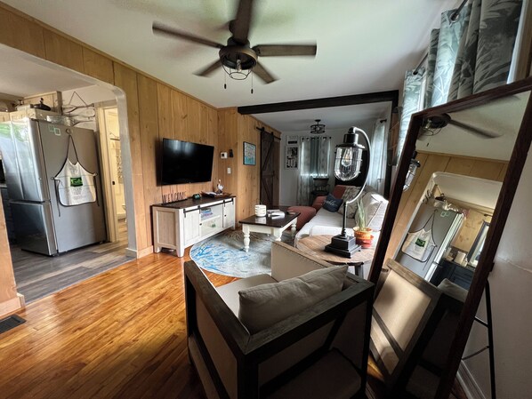 Smart-tv, eldstad, böcker och ett musikbibliotek