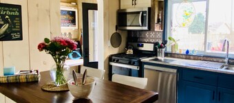 Pelican Place ❤️ WALK EVERYWHERE! 
Your home away from home...