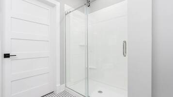 Douche, sĂšche-cheveux, serviettes fournies, savon