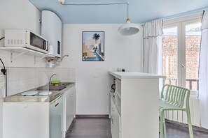 Kjøleskap, mikrobølgeovn, kaffetrakter/tekoker og brødrister