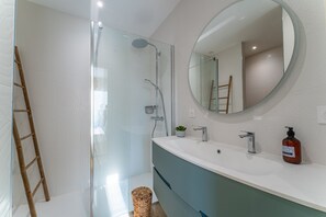 Hair dryer, towels