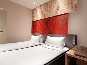 In-room safe, desk, laptop workspace, blackout curtains - Ibis PJCC Petaling Jaya (Petaling Jaya)