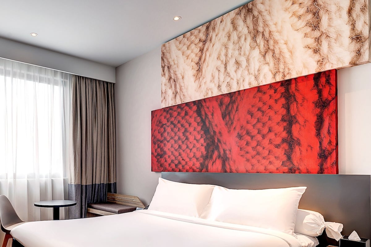 Standard Room, 1 Queen Bed | In-room safe, desk, laptop workspace, blackout drapes