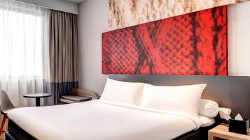 Standardzimmer, 1 Queen-Bett | Zimmersafe, Schreibtisch, laptopgeeigneter Arbeitsplatz