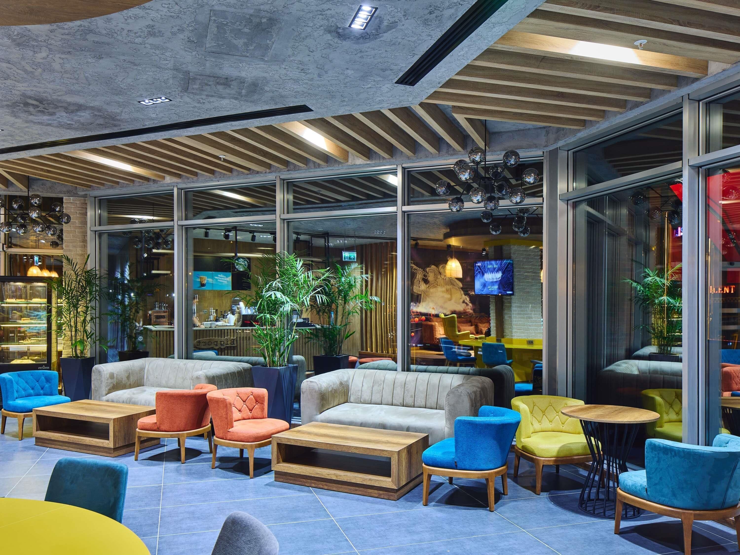 Lobby lounge, garden views, open daily