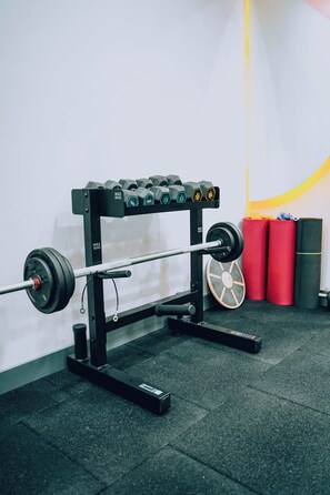 A weightlifting bench with adjustable dumbbells and a barbell. - Ibis Istanbul Airport (Arnavutköy)