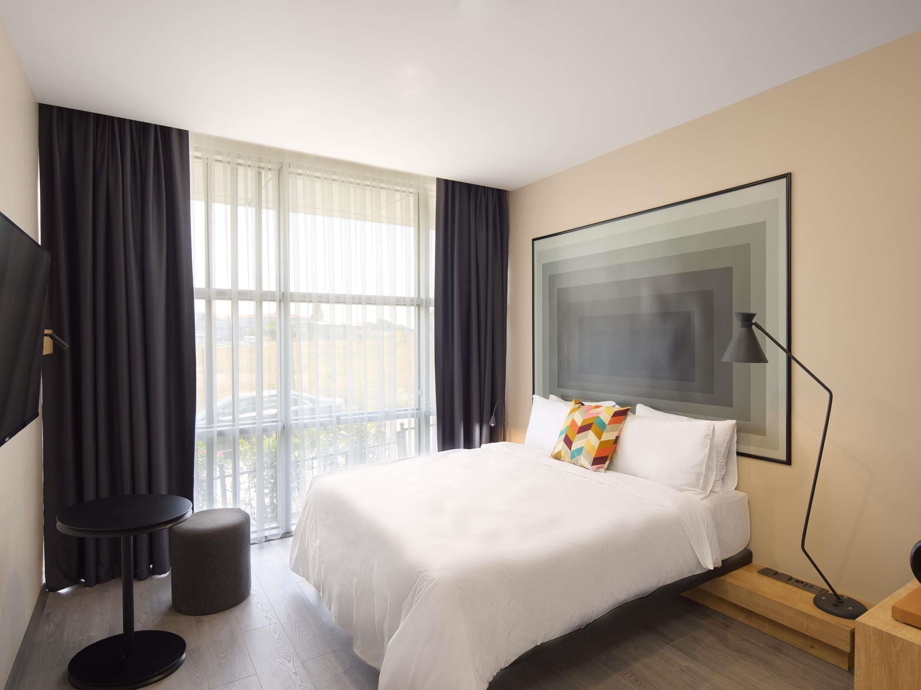 Classic Room, 1 King Bed | Premium bedding, minibar, in-room safe, laptop workspace