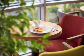 Lobby lounge, garden views, open daily - Ibis Istanbul Airport (Arnavutköy)