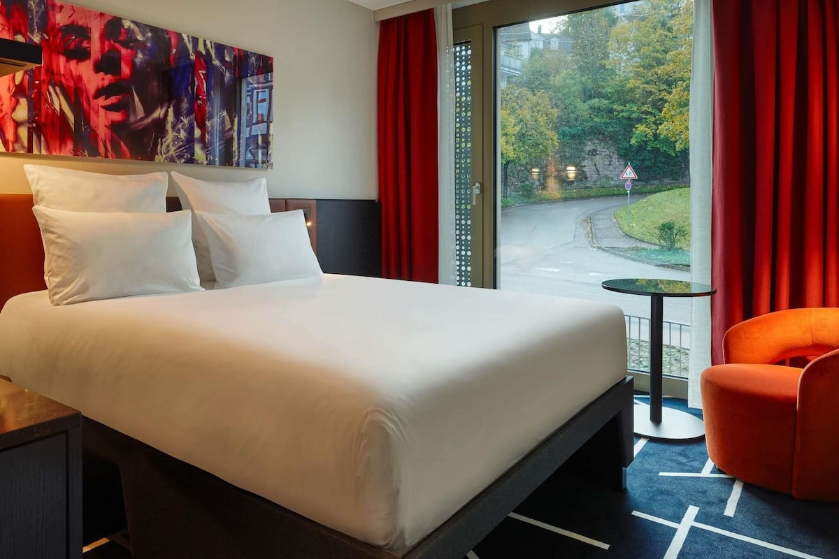 TRIBE Essential street side | Premium bedding, down duvets, in-room safe, blackout curtains