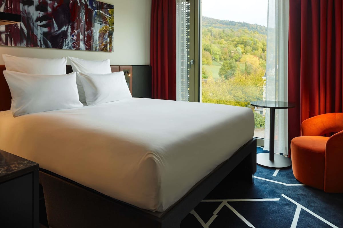 TRIBE Essential street side | Premium bedding, down comforters, in-room safe, blackout drapes
