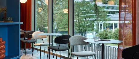 Tägliches Frühstücksbuffet (20 EUR pro Person)