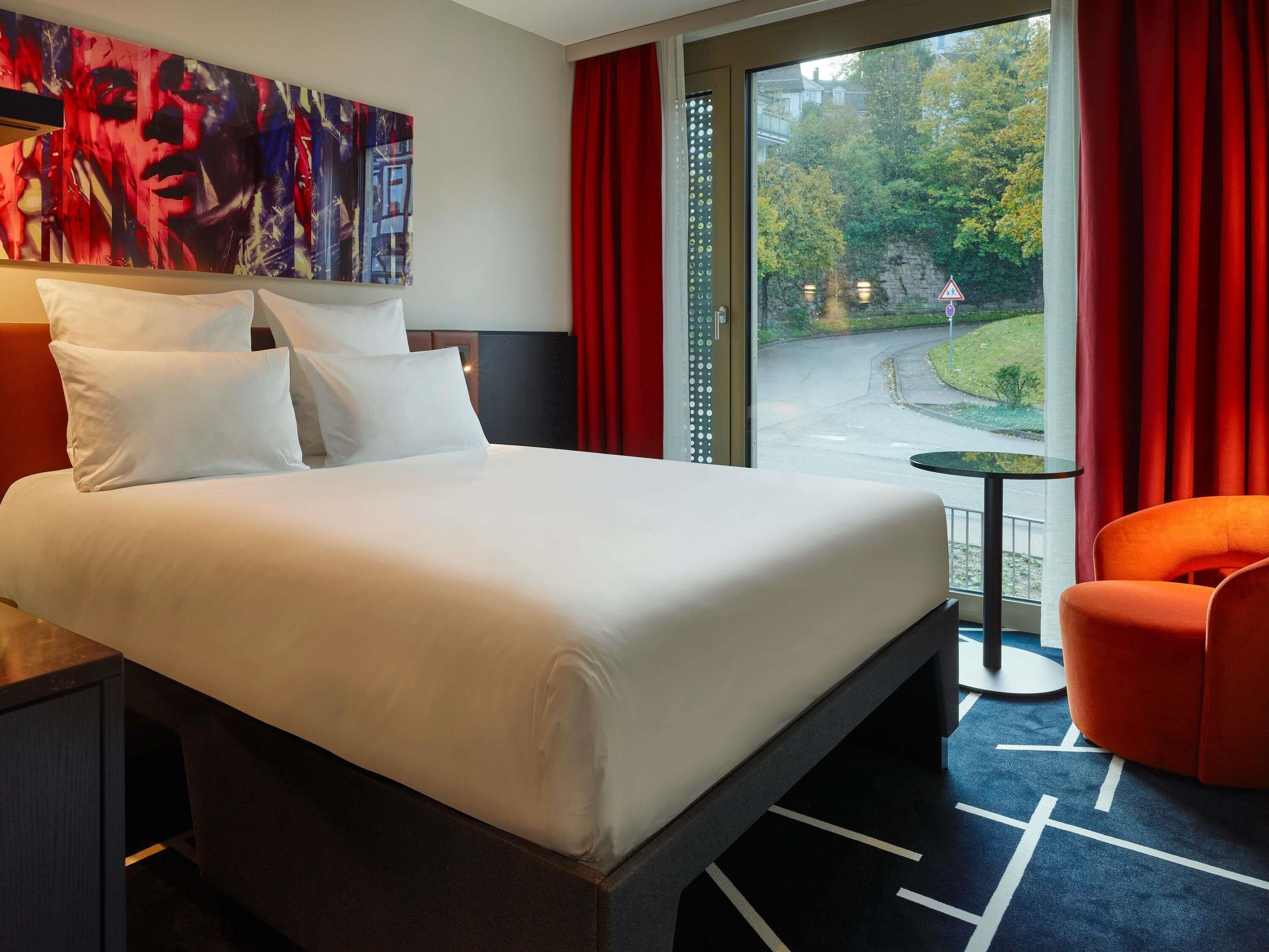 TRIBE Essential street side | Premium bedding, down duvets, in-room safe, blackout curtains