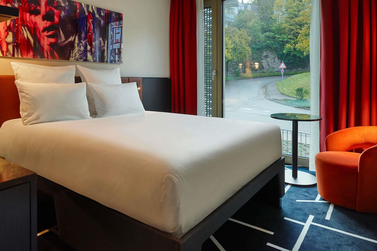 TRIBE Essential street side | Premium bedding, down comforters, in-room safe, blackout drapes