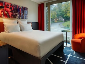 TRIBE Essential street side | Premium bedding, down comforters, in-room safe, blackout drapes