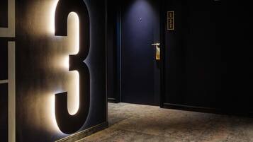 Luxe beddengoed, donsdekens, een kluis op de kamer