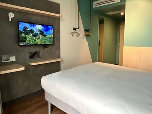 Escritorio, espacio para trabajar con laptop y cortinas blackout 