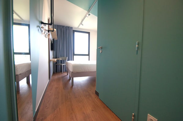 Chambre Standard, 2 lits jumeaux | Bureau, espace de travail pour ordinateurs portables