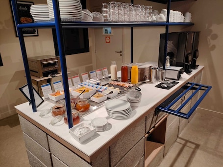 Café da manhã com buffet diÔrio (EUR 9.5 por pessoa)