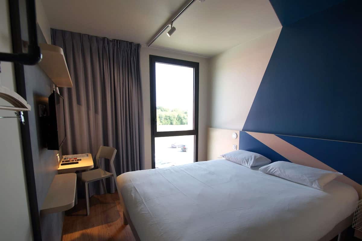 Bureau, espace de travail pour ordinateur portable, rideaux occultants