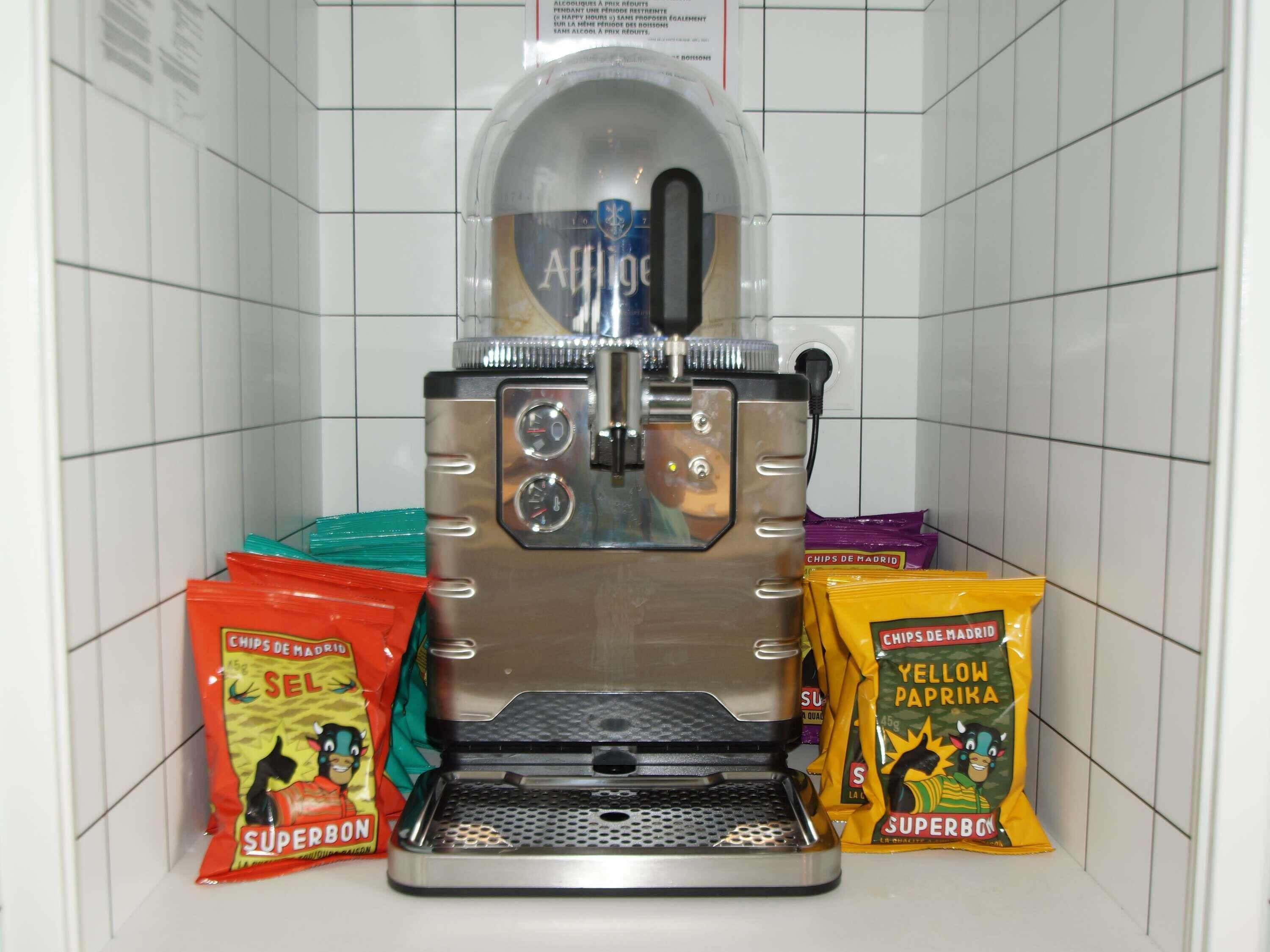 Una macchina da caffè con serbatoio trasparente, display digitale e vaschetta raccogligocce.