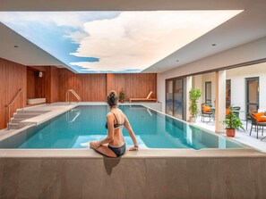 Indoor pool, open 8:00 AM to 10:00 PM, sun loungers - Novotel Orléans Centre Gare (Orléans)