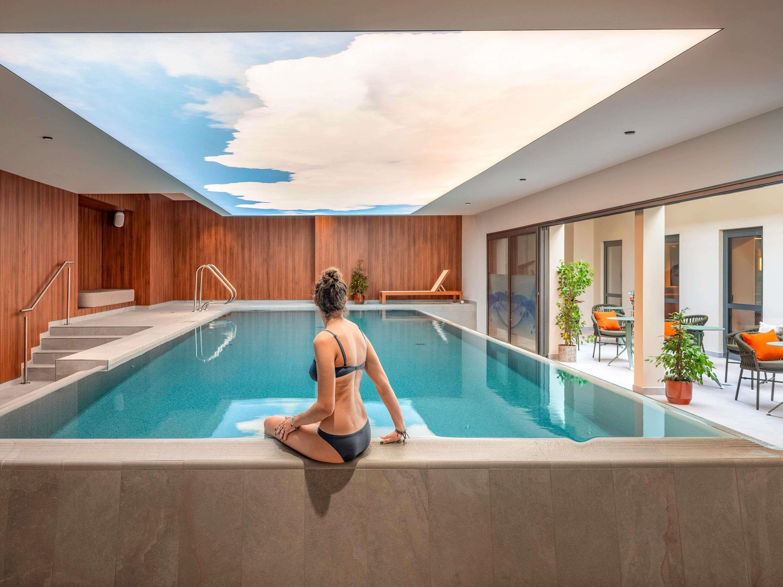 Piscine couverte, accès possible de 08 h 00 à 22 h 00, chaises longues 