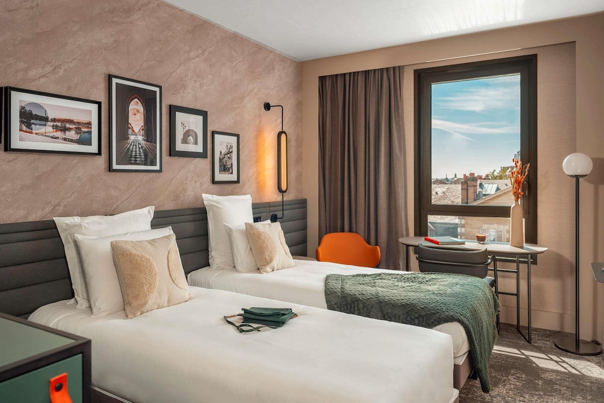 Rom – superior, 2 enkeltsenger | Minibar, safe på rommet, skrivebord og blendingsgardiner