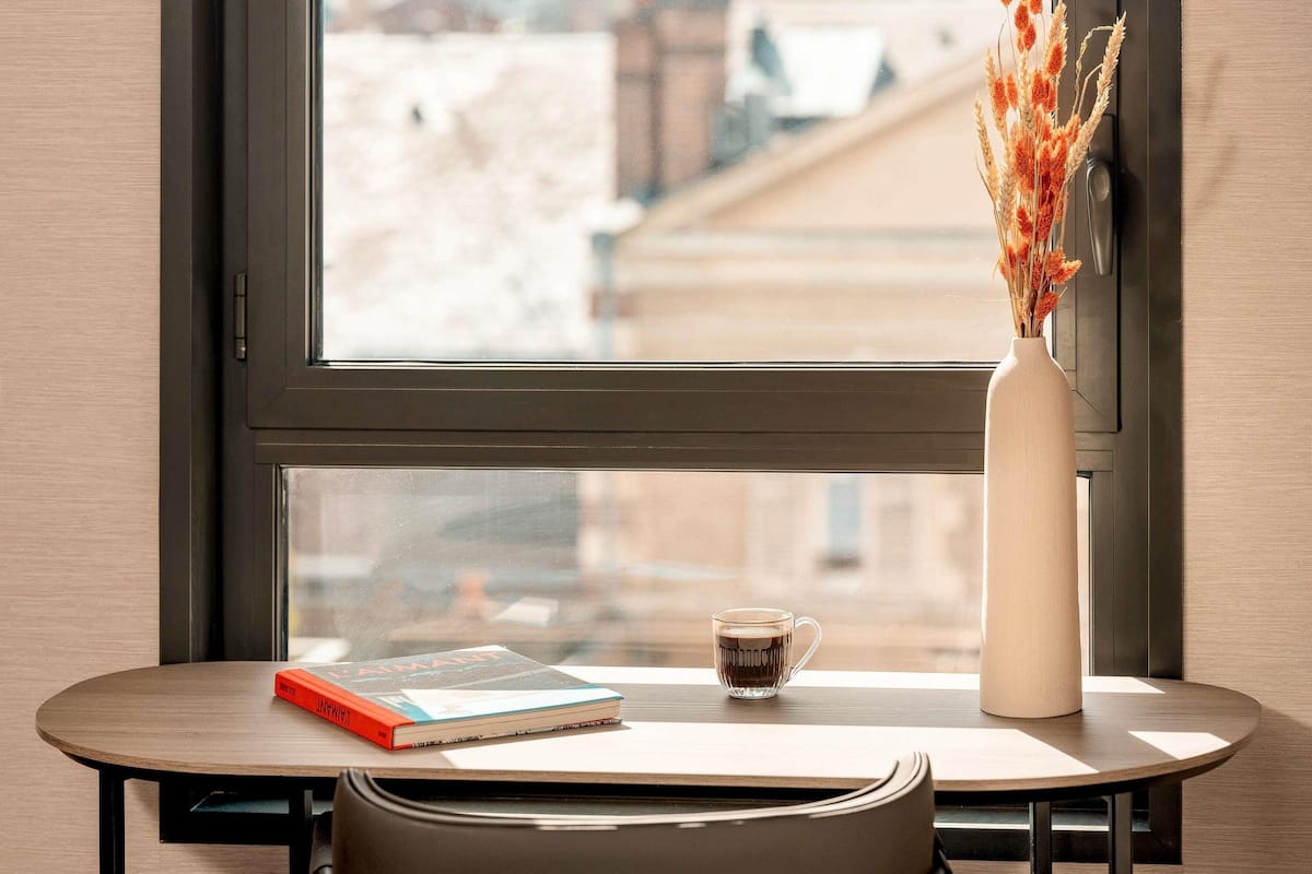 Minibar, coffres-forts dans les chambres, bureau, rideaux occultants