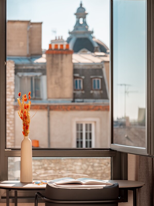 Minibar, värdeförvaringsskåp på rummet och skrivbord