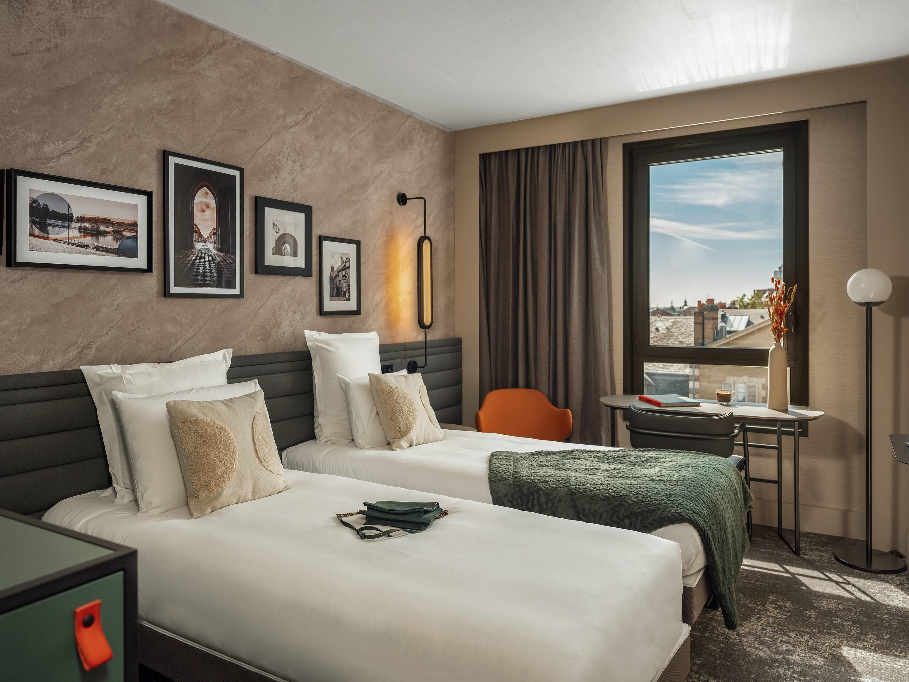 迷你吧、客房内保险箱、办公桌、遮光窗帘