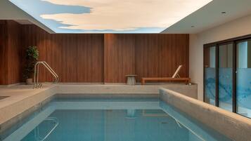 Alberca techada, acceso de 08:00 a 22:00, y camastros