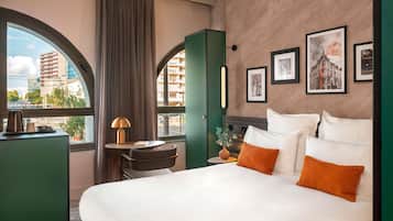 Minibar, coffres-forts dans les chambres, bureau, rideaux occultants