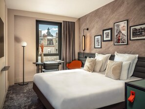 Minibar, coffres-forts dans les chambres, bureau, rideaux occultants