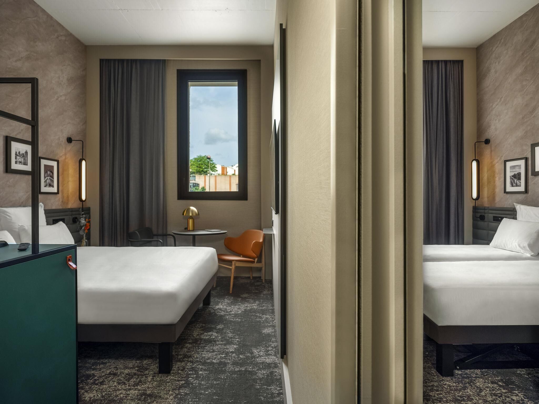 Family Suite, 2 Katil Kelamin (Double) | Bar mini, peti besi dalam bilik, meja, langsir/tirai gelap terus 