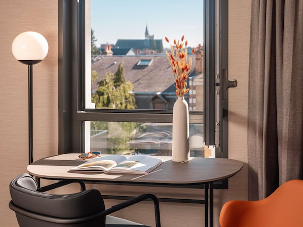 Minibar, coffres-forts dans les chambres, bureau, rideaux occultants